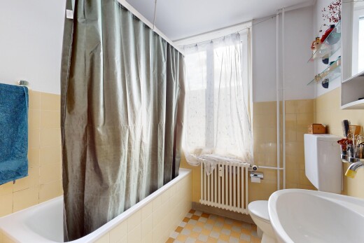 bad mit kombiniertes bad / dusche, natural light, natürliches licht, komplettes badezimmer, und kühler