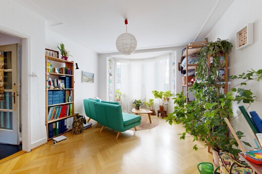 wohnzimmer mit natürliches licht, natural light, gipskartonwand, drywall, und inside property
