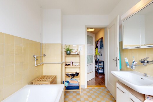 bad mit komplettes badezimmer, spiegel, inside property, waschbecken, und schminktisch