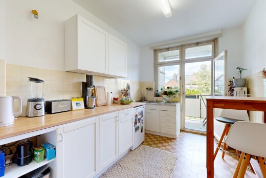 küche mit arbeitsplatten, inside property, weiße schränke, vinylboden, und vinyl floor