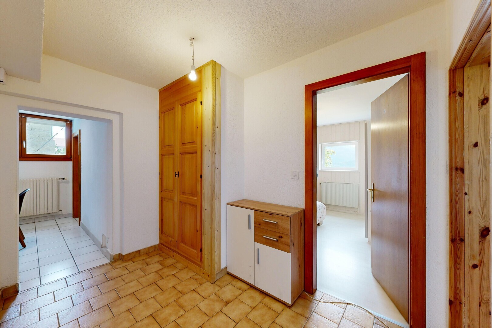 halle / korridor mit kühler, drywall, gipskartonwand, light floor, und inside property