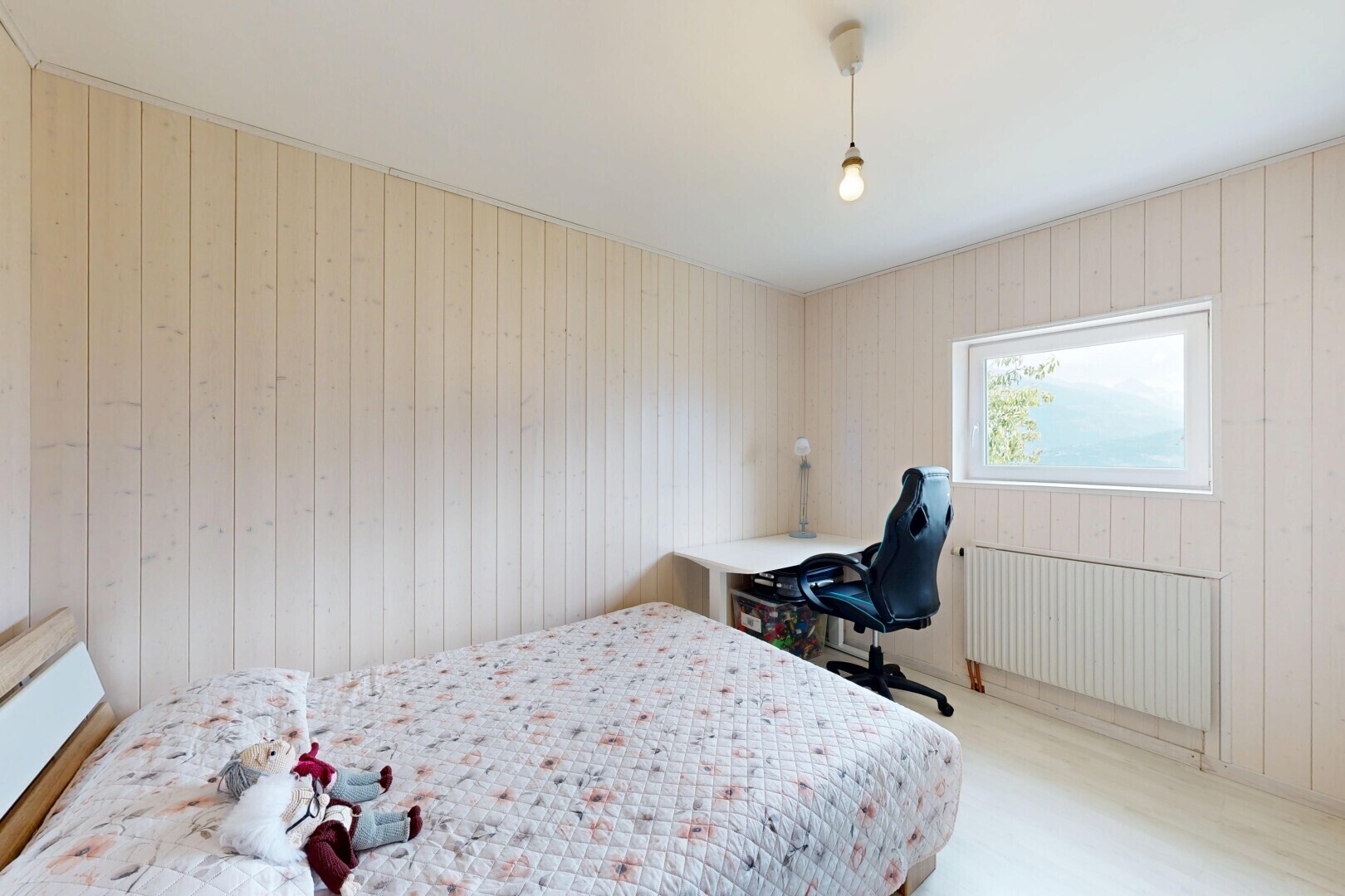 zimmer / schlafzimmer mit natürliches licht, wood wall, holzwand, kühler, und inside property