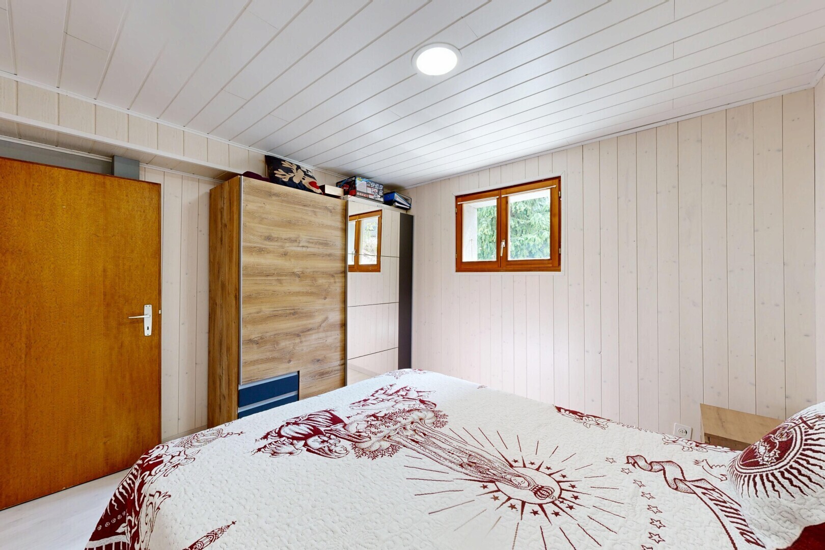 zimmer / schlafzimmer mit wood wall, holzwand, inside property, high end ceiling, und wood ceiling