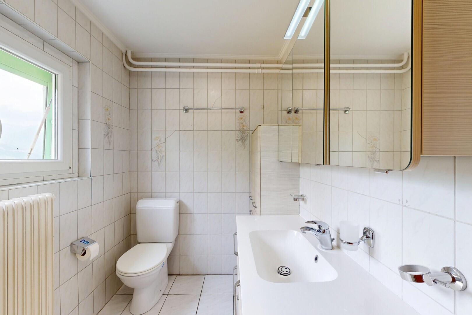bad mit spiegel, tile wall, fliesenwand, kühler, und toilette