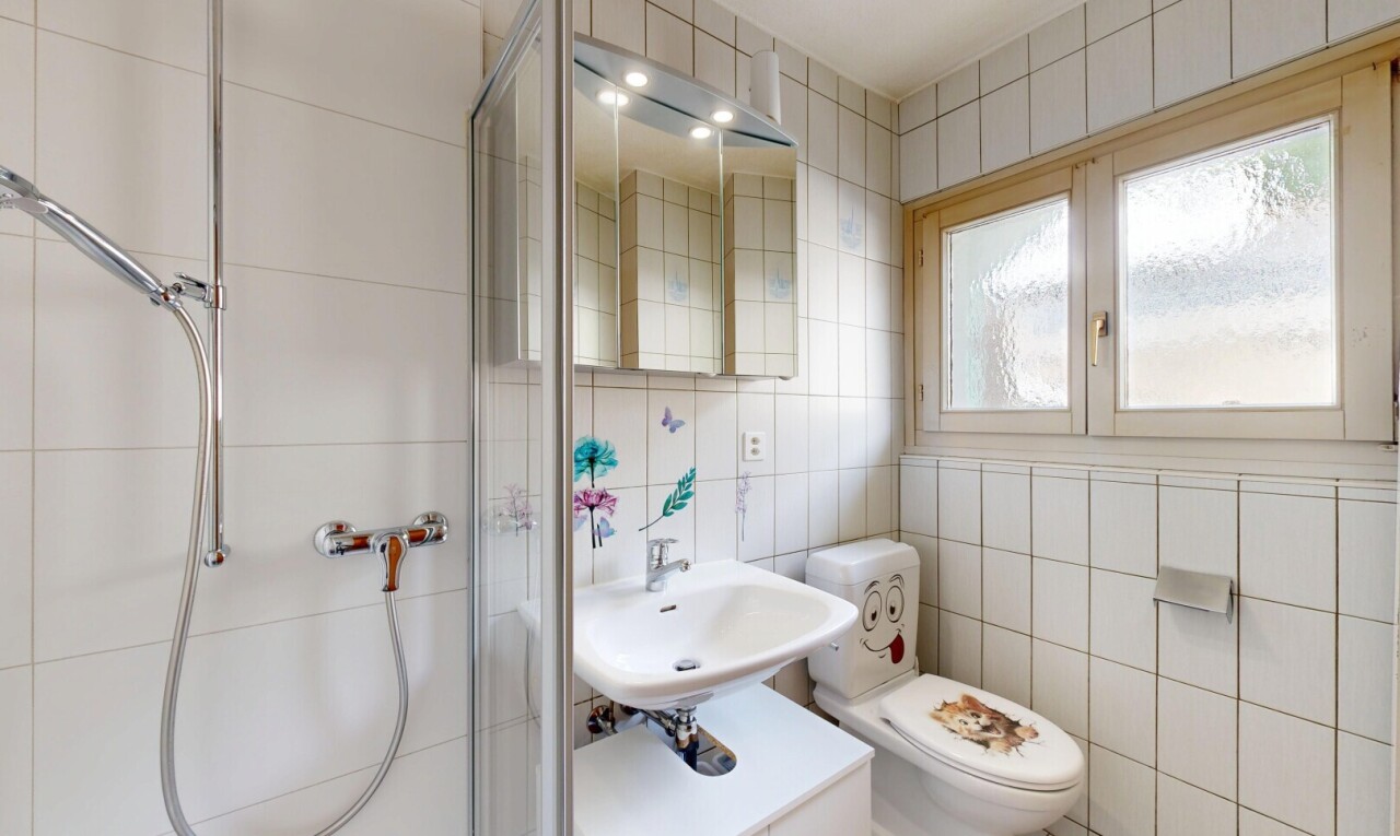 bad mit tile wall, fliesenwand, spiegel, dusche, und komplettes badezimmer