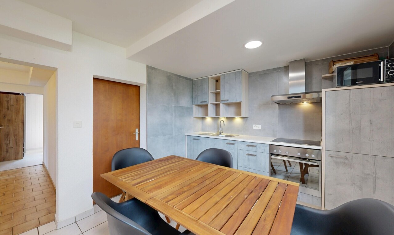 küche mit dunstabzugshaube, ofen, light countertops, arbeitsplatten, und light floor