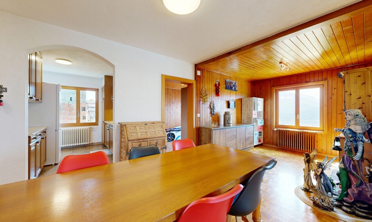 esszimmer mit wood wall, holzwand, gewölbte gehwege, dated wood wall, und kühler