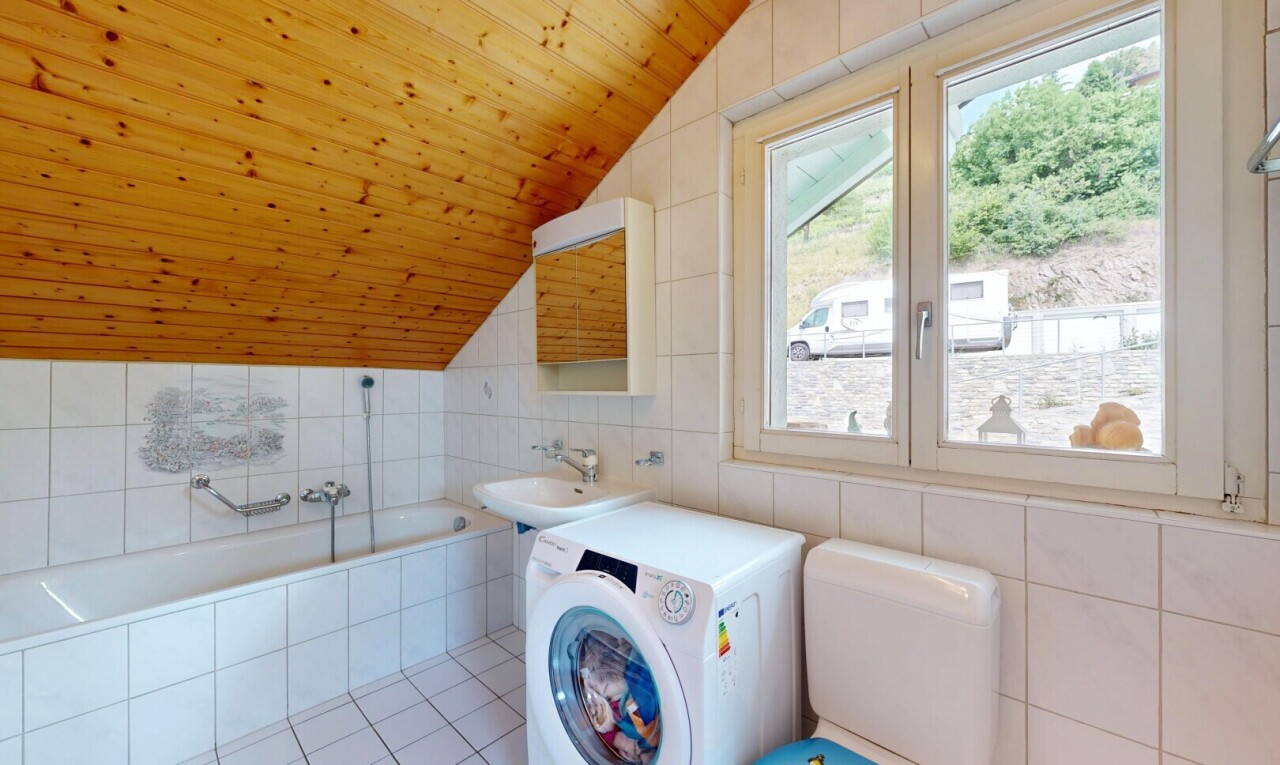 wäschekammer mit tumbler, tile wall, fliesenwand, wood ceiling, und holzdecke