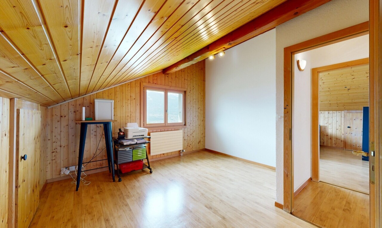 leerer raum mit wood wall, holzwand, dated wood wall, vaulted ceiling, und dachschräge