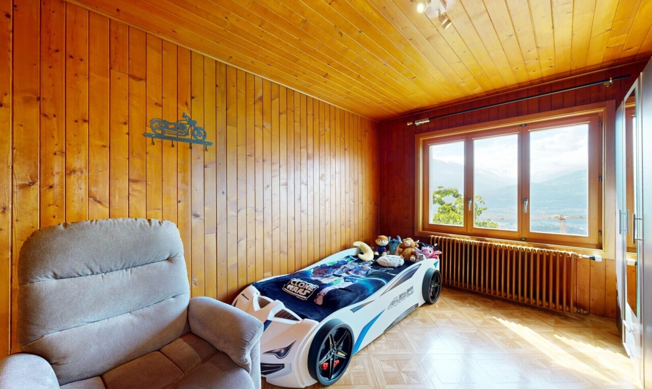 zimmer / schlafzimmer mit wood wall, holzwand, kühler, deckenbeleuchtung, und inside property