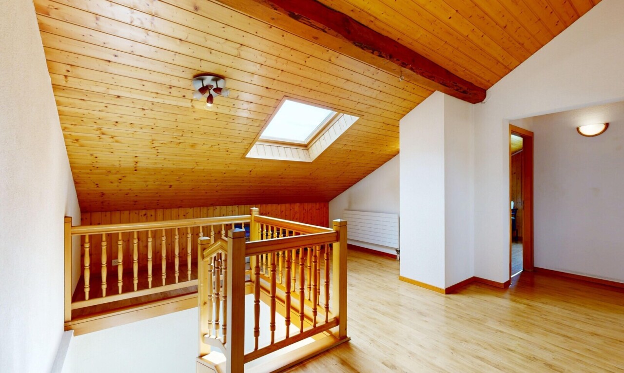 treppe mit dachfenster, high end ceiling, drywall, gipskartonwand, und wood ceiling