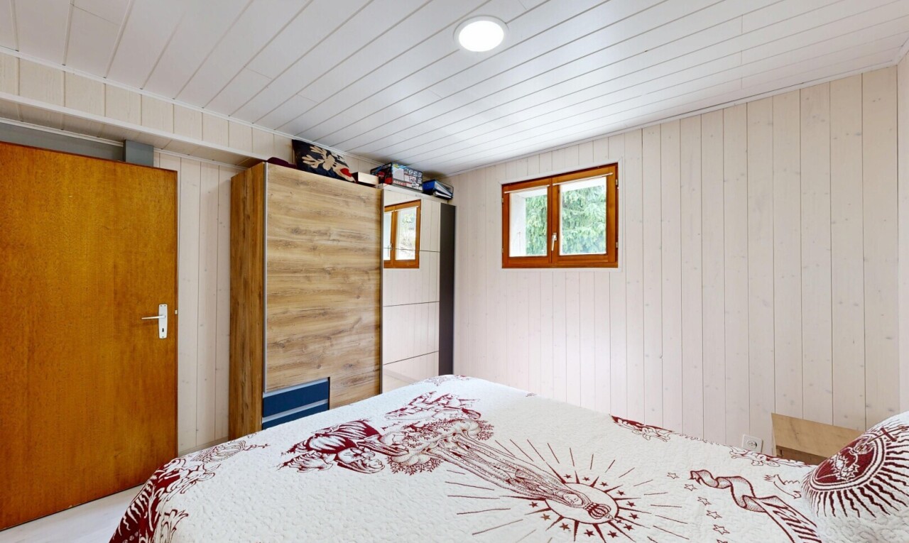zimmer / schlafzimmer mit wood wall, holzwand, inside property, high end ceiling, und wood ceiling