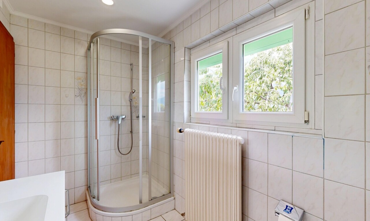 bad mit tile wall, fliesenwand, komplettes badezimmer, dusche, und kühler
