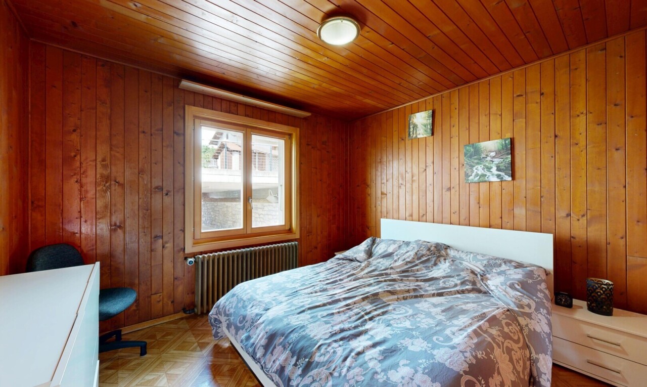 zimmer / schlafzimmer mit wood wall, holzwand, kühler, parquet floor, und inside property