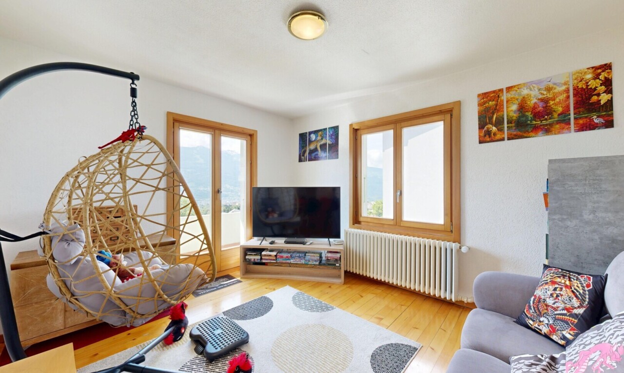 wohnzimmer mit kühler, fernseher, drywall, gipskartonwand, und wood finish floor