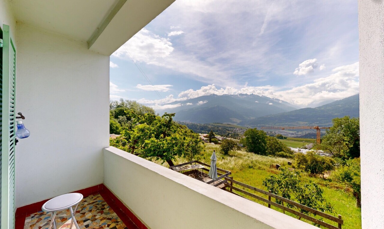 balkon mit balkon, blick auf die berge, mountain view, view focus, und from property