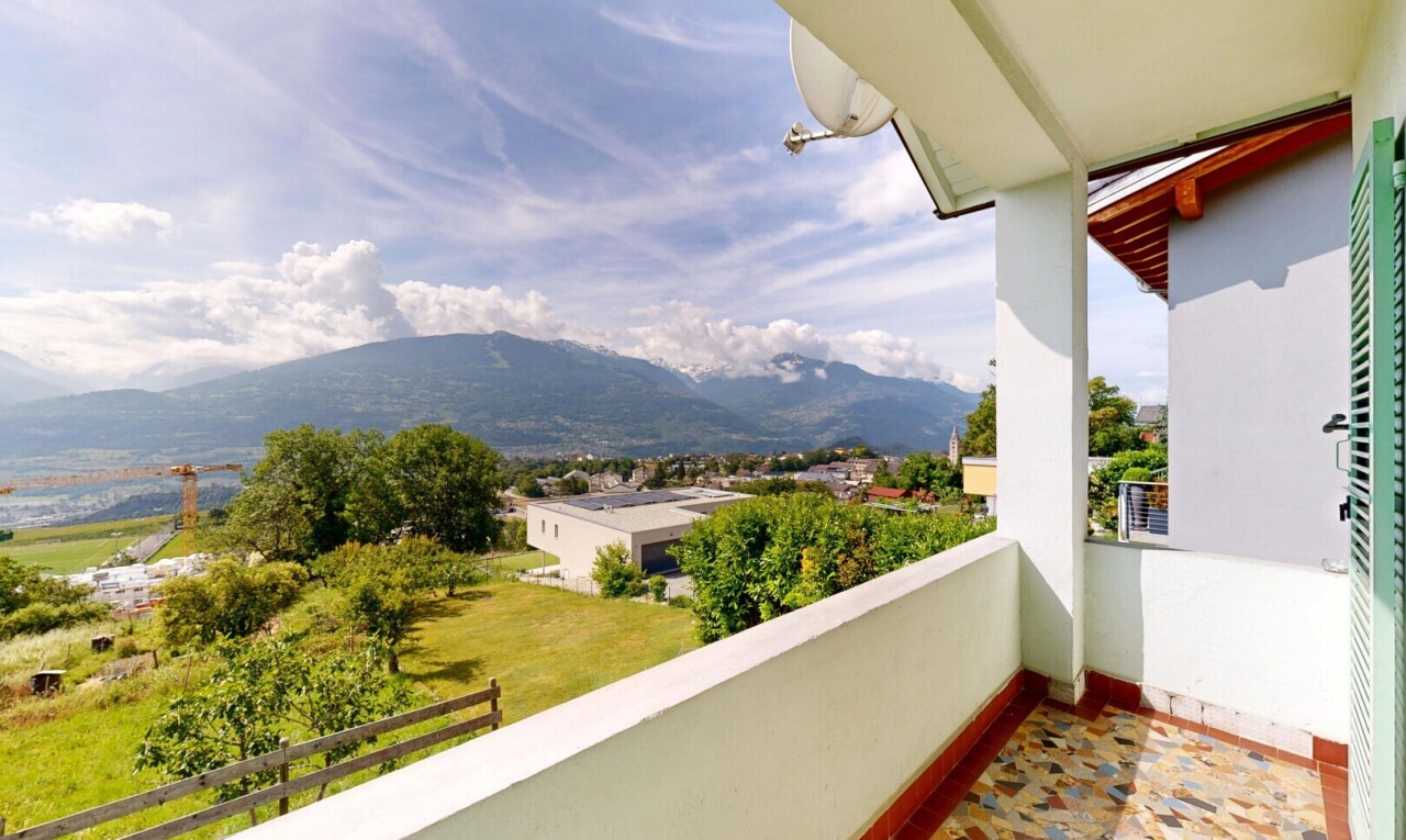 balkon mit balkon, mountain view, blick auf die berge, view focus, und day time
