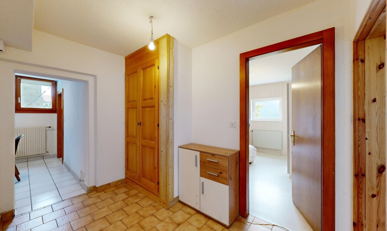 halle / korridor mit kühler, drywall, gipskartonwand, light floor, und inside property