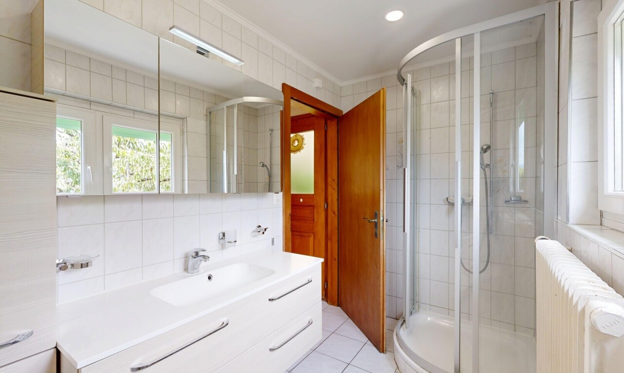bad mit kühler, dusche, tile wall, fliesenwand, und komplettes badezimmer