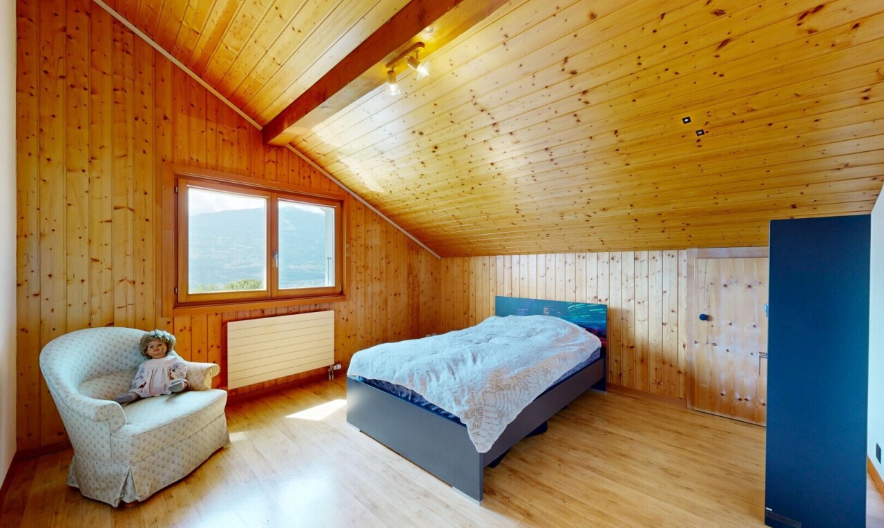 zimmer / schlafzimmer mit vaulted ceiling, dachschräge, wood wall, holzwand, und dated wood wall