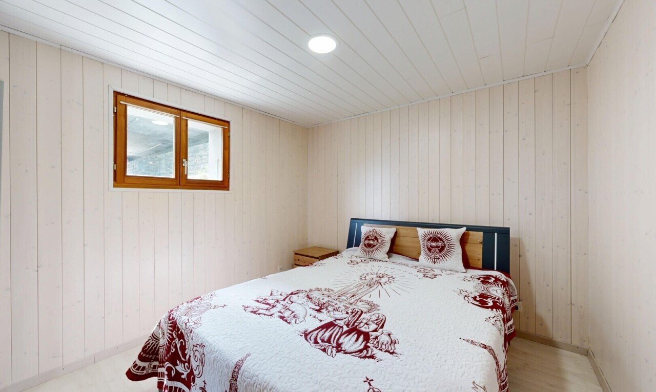 zimmer / schlafzimmer mit wood wall, holzwand, natürliches licht, inside property, und einbauleuchten