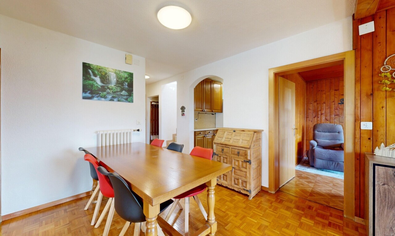 esszimmer mit gewölbte gehwege, drywall, gipskartonwand, parquet floor, und inside property