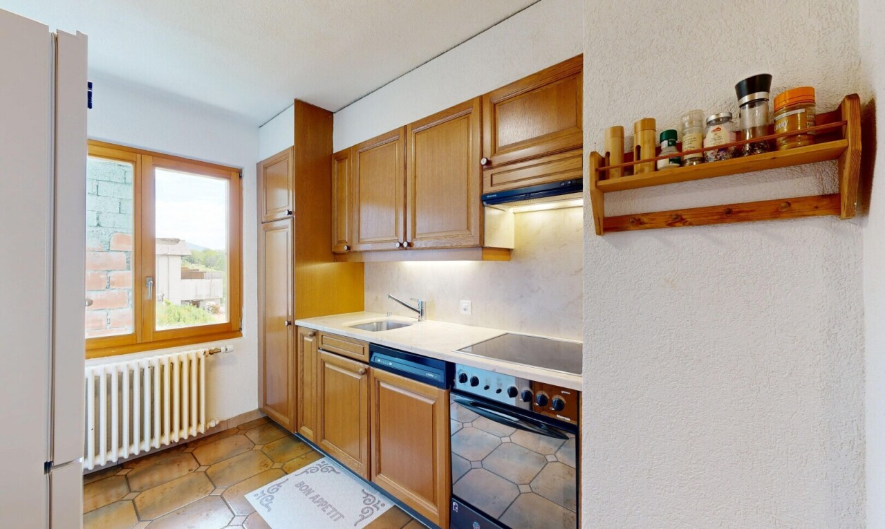 küche mit kühlschrank, arbeitsplatten, light countertops, kühler, und ofen