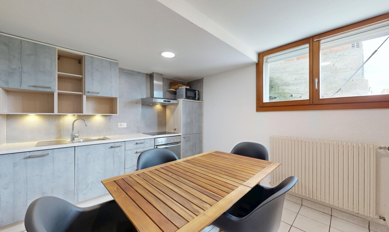 küche mit kühler, light countertops, arbeitsplatten, dunstabzugshaube, und tile floor