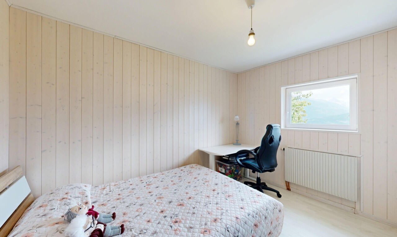 zimmer / schlafzimmer mit natürliches licht, wood wall, holzwand, kühler, und inside property