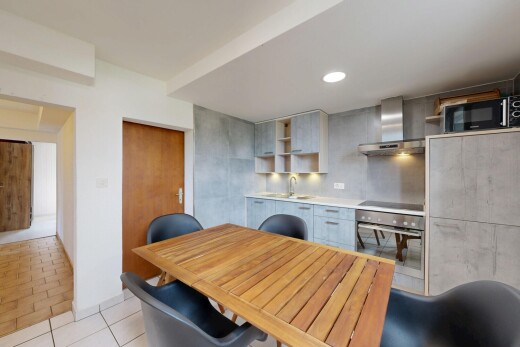 küche mit dunstabzugshaube, ofen, light countertops, arbeitsplatten, und light floor