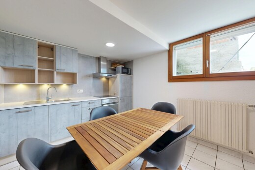 küche mit kühler, light countertops, arbeitsplatten, dunstabzugshaube, und tile floor