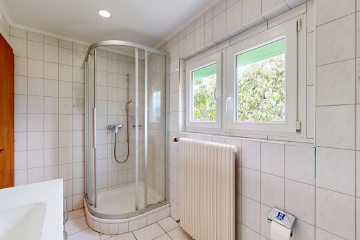 bad mit tile wall, fliesenwand, komplettes badezimmer, dusche, und kühler