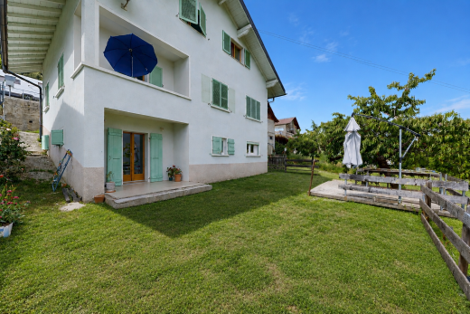 außenansicht mit zaun, rasen, stuckverkleidung, day time, und from property