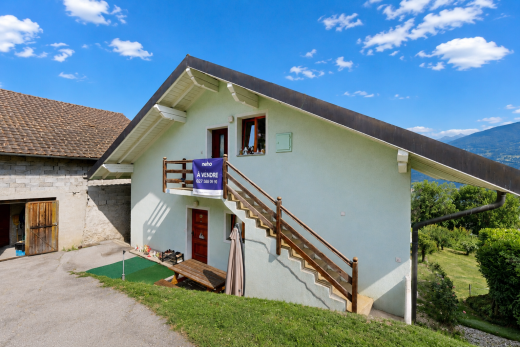 außenansicht mit treppen, stuckverkleidung, und day time