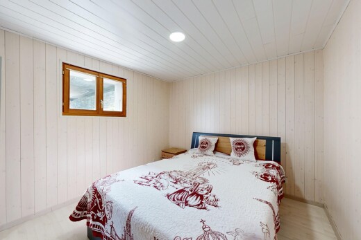 zimmer / schlafzimmer mit wood wall, holzwand, natürliches licht, inside property, und einbauleuchten