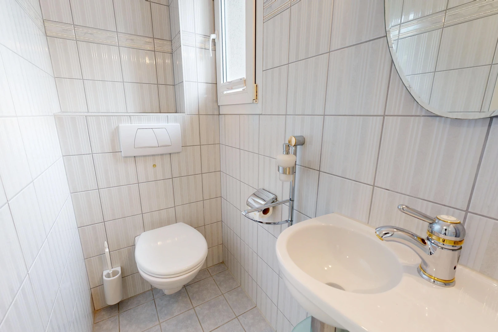 bad mit spiegel, fliesenwand, tile wall, light floor, und gäste-wc