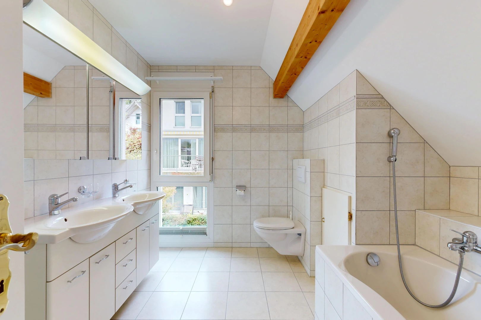 bad mit fliesenwand, tile wall, komplettes badezimmer, dachschräge, und vaulted ceiling