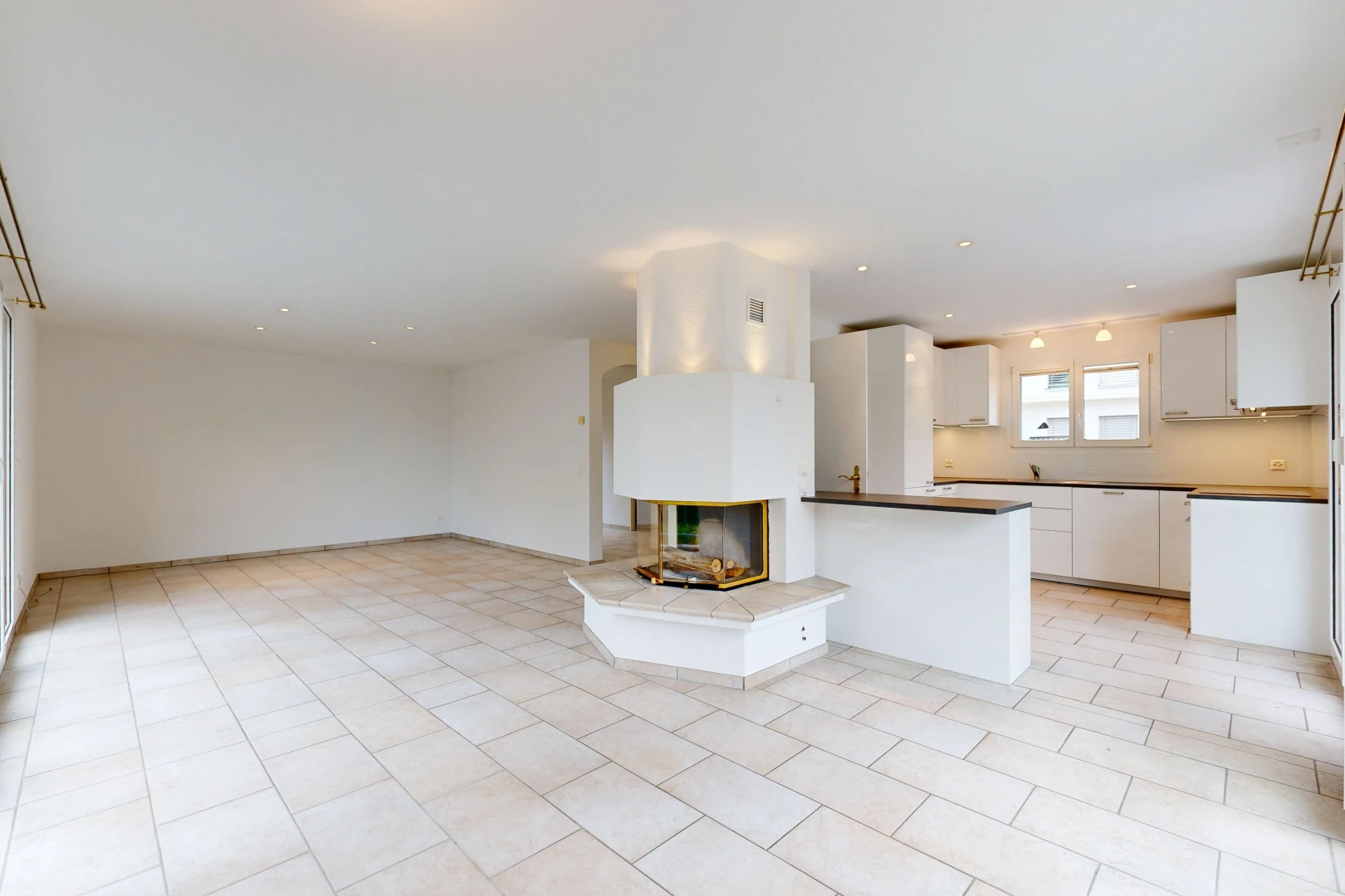 küche mit öffnet sich zum wohnraum, opens to living area, light floor, weiße schränke, und white cabinets