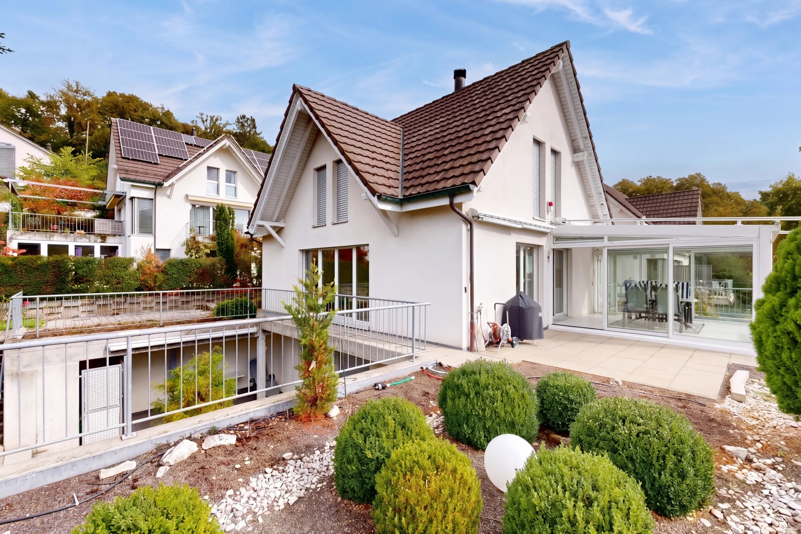 außenansicht mit ziegeldach, property visible, stuckverkleidung, und day time