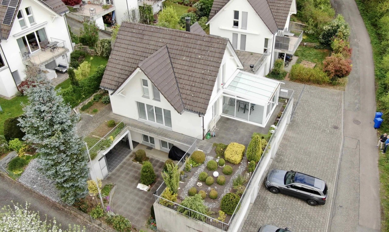 außenansicht mit property visible, drone view, zaun, und balkon