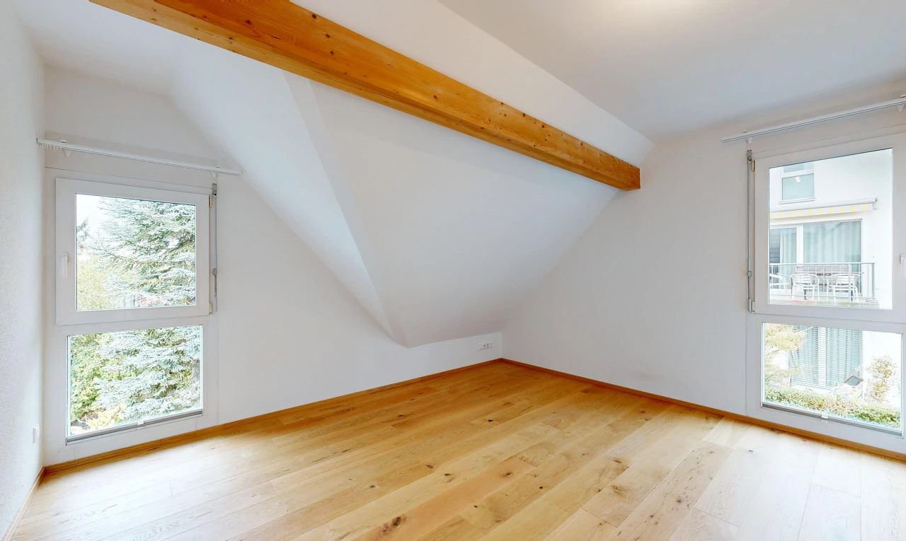leerer raum mit zusätzliches zimmer, drywall, gipskartonwand, wood finish floor, und holzfußboden