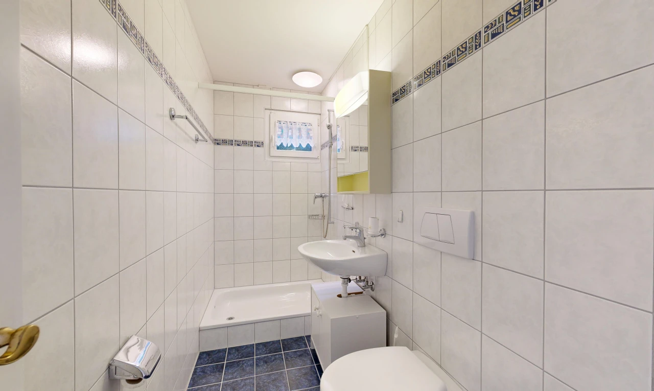 bad mit fliesenwand, tile wall, komplettes badezimmer, spiegel, und dusche