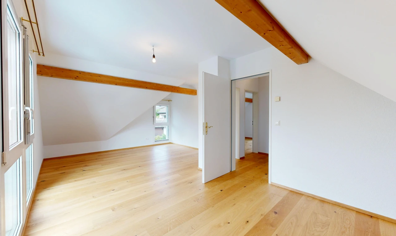 leerer raum mit zusätzliches zimmer, holzfußboden, wood finish floor, balkendecke, und beamed ceiling