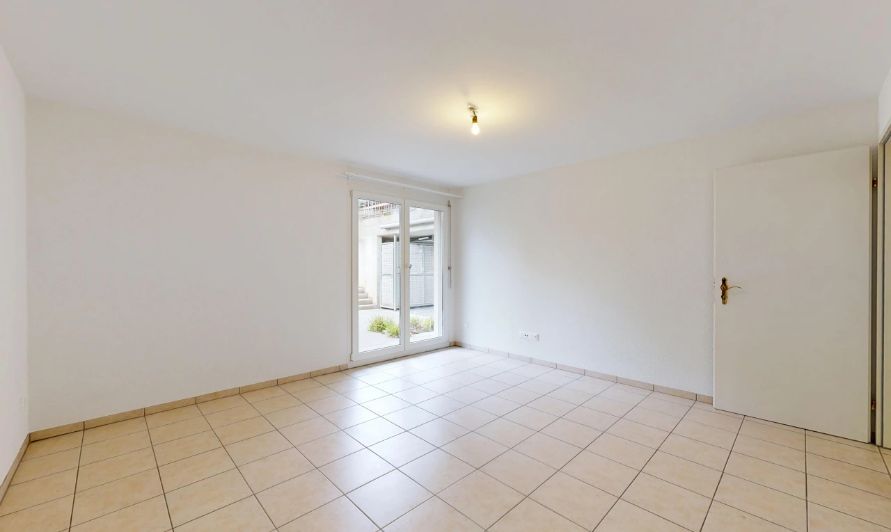 leerer raum mit light floor, außenzugang, gipskartonwand, drywall, und fliesenboden