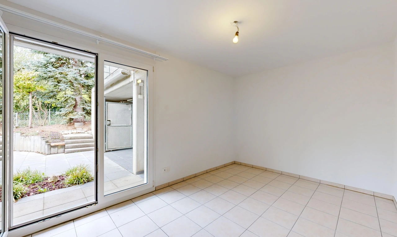 leerer raum mit light floor, außenzugang, gipskartonwand, drywall, und fliesenboden