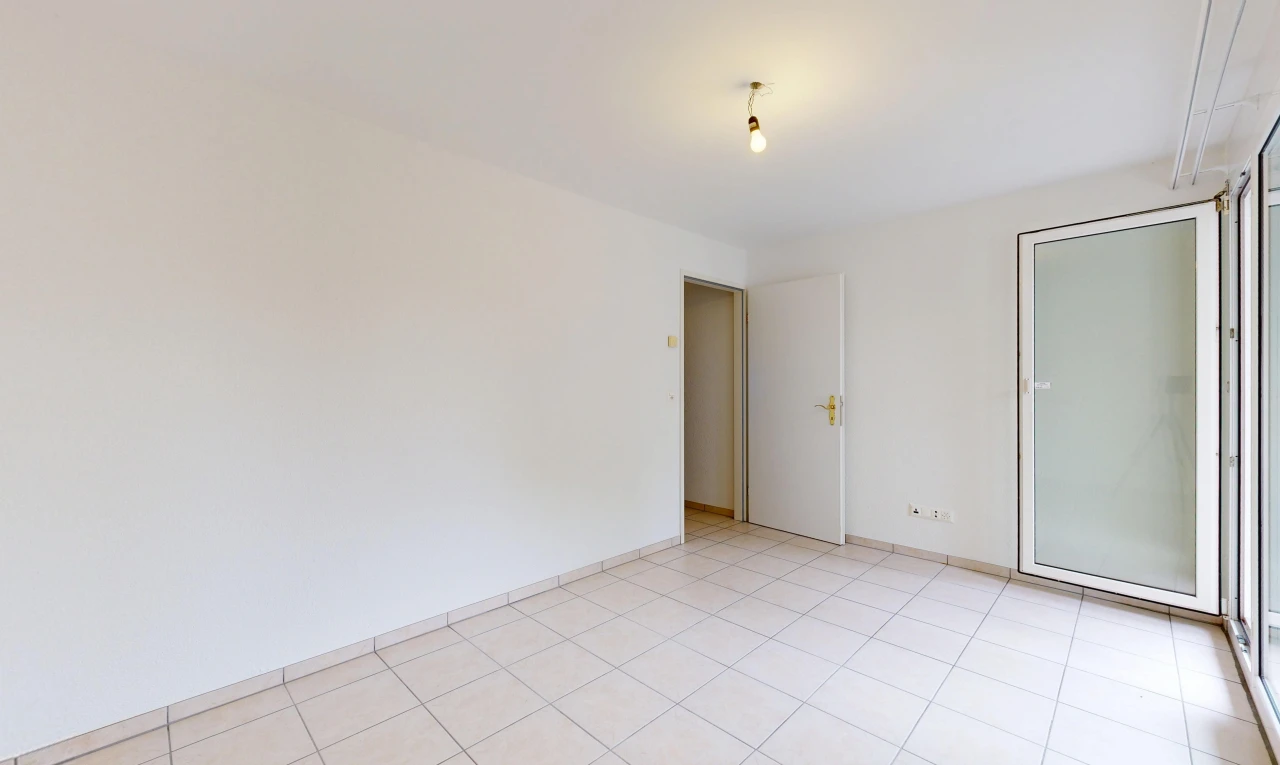 leerer raum mit light floor, gipskartonwand, drywall, inside property, und fliesenboden