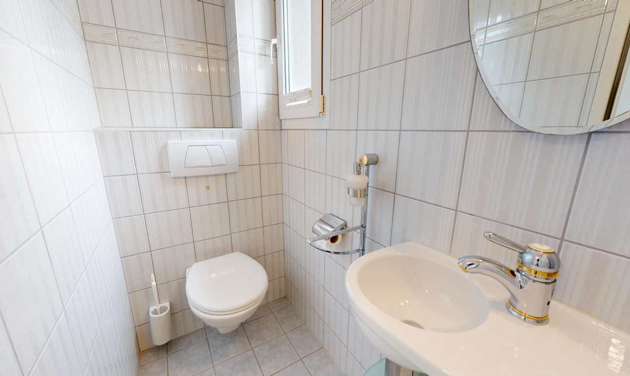 bad mit spiegel, fliesenwand, tile wall, light floor, und gäste-wc