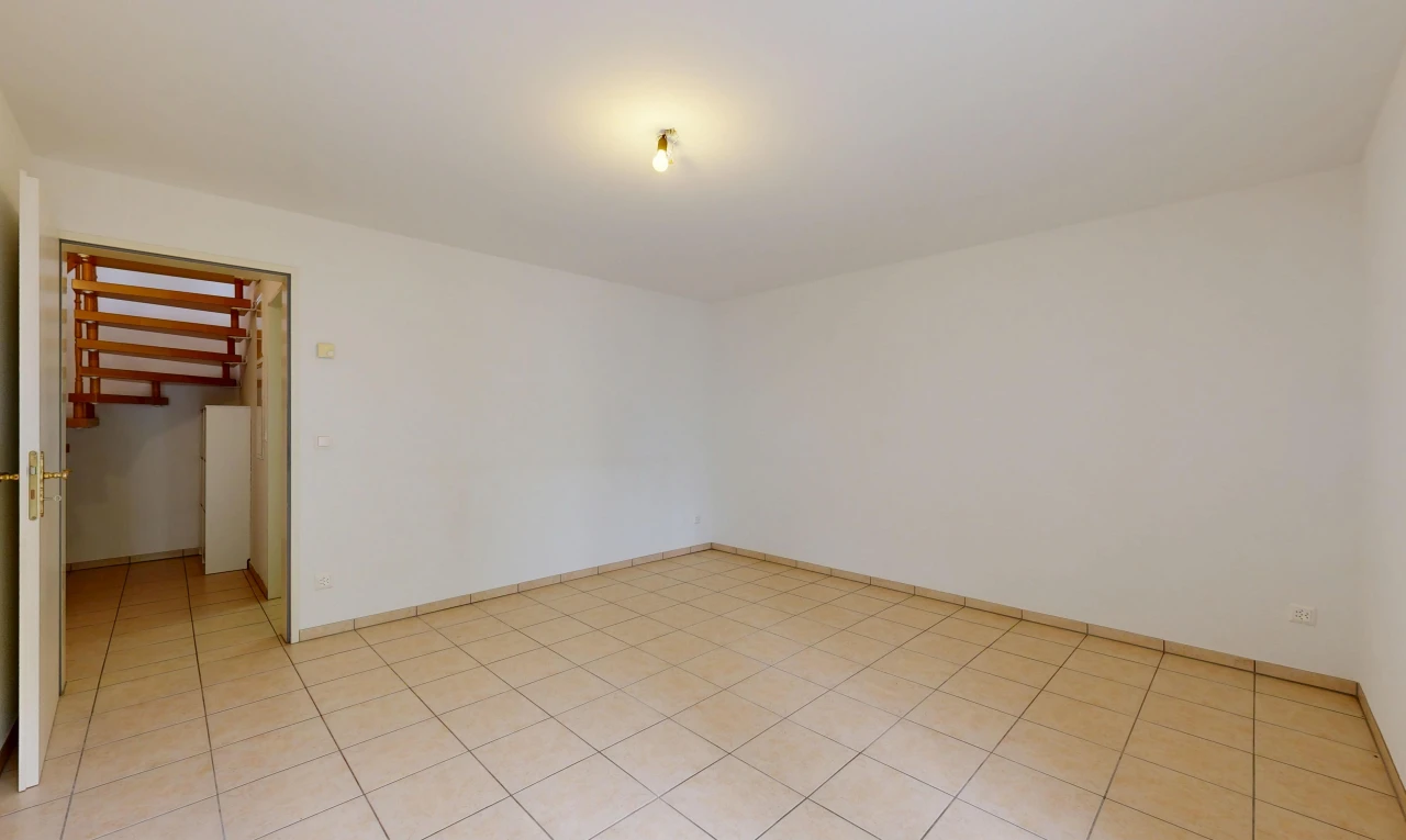 leerer raum mit gipskartonwand, drywall, light floor, treppen, und inside property
