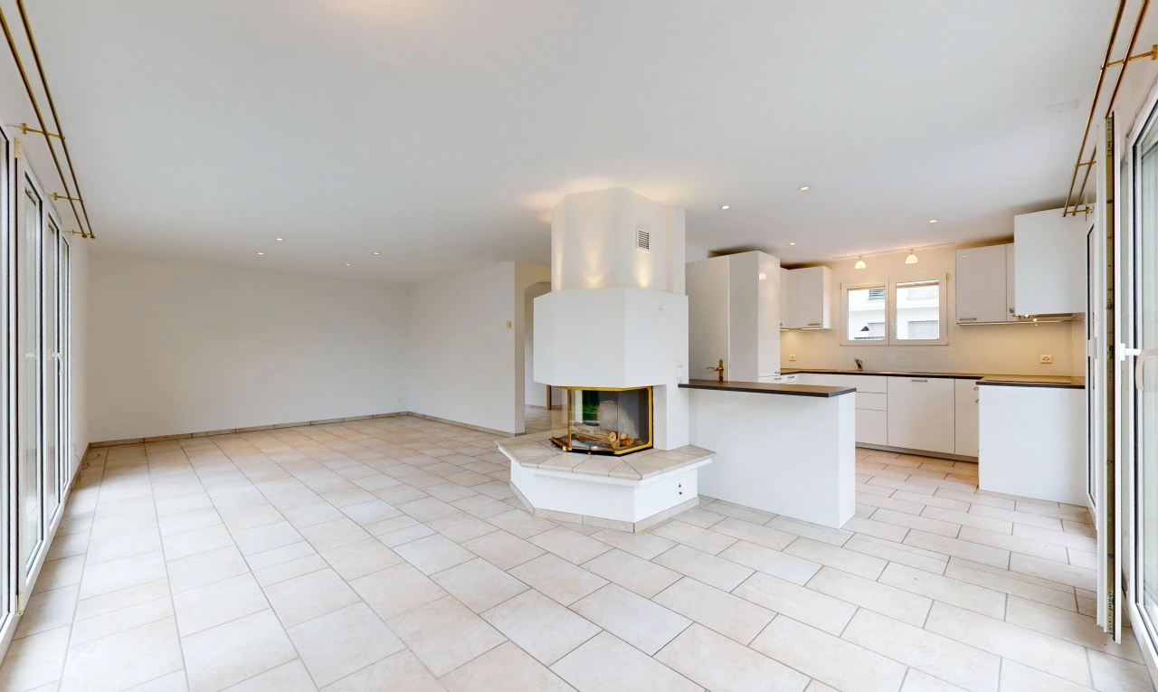 küche mit öffnet sich zum wohnraum, opens to living area, light floor, weiße schränke, und white cabinets