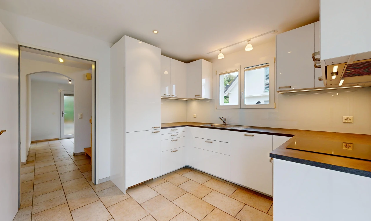 küche mit weiße schränke, white cabinets, arbeitsplatten, dark countertops, und light floor